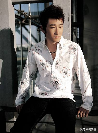 大概年轻时的满江太阳光了,他吸引了很多那个时代的女孩成为他的听友.