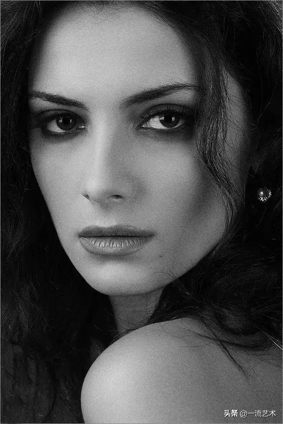 莫斯科摄影师镜头下的女人肖像，黑白唯美