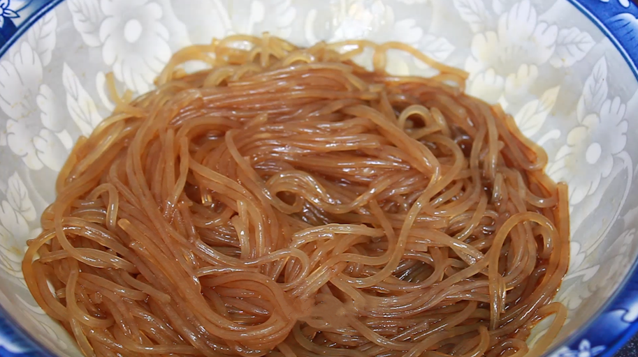 炒粉条时，最忌直接下锅炒，教你一招，不粘锅还不坨，筋道好吃