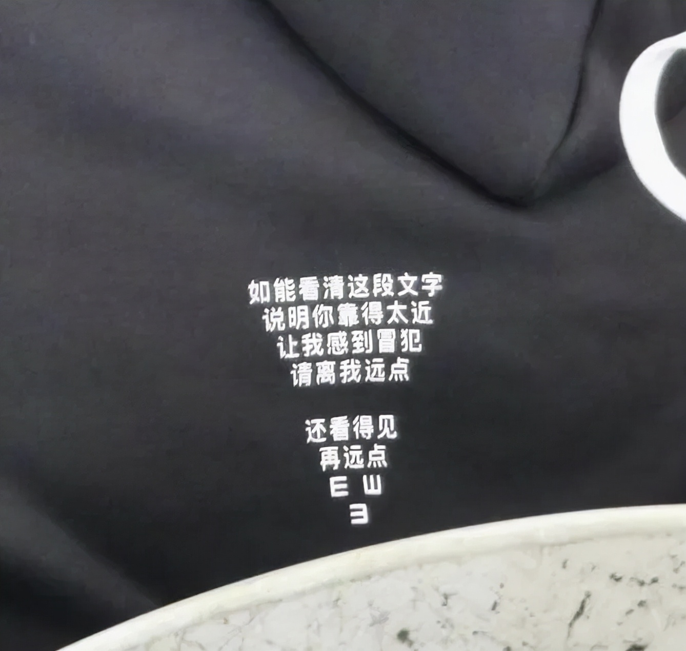 这些衣服的slogan不止酷，还有态度