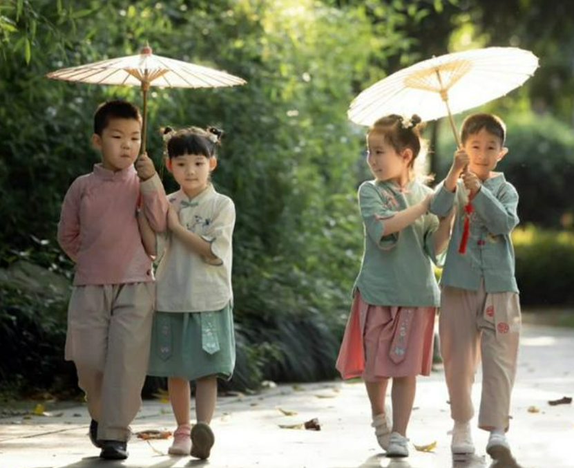 幼儿园毕业照来袭，创意不输大学生，孩子开心家长不满：有啥意义