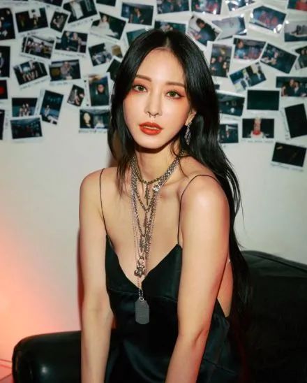 张雨绮春晚首秀土上3.9亿热搜哈哈哈！大胸妹穿衣真没救了吗…