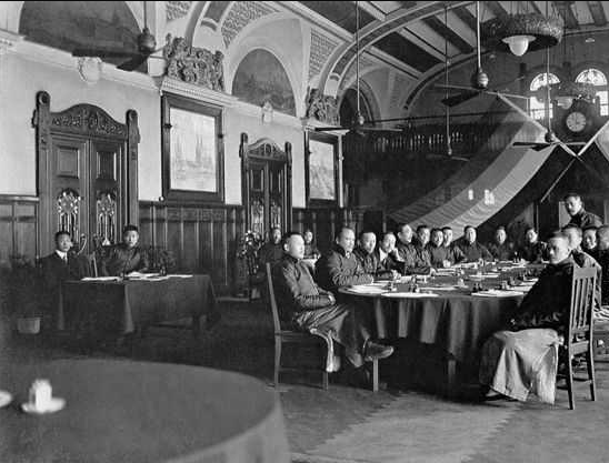 1951年一农民到乡公所讨水，看着毛主席像激动的说：他曾是我的兵