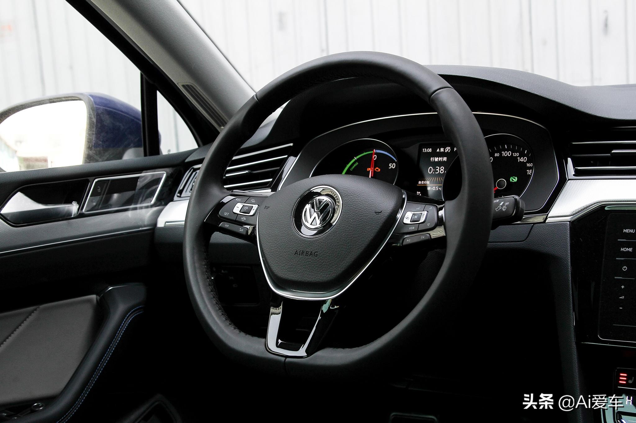 自动挡油耗1.8L,合资中型家轿标杆，便宜销量大，实拍大众迈腾GTE