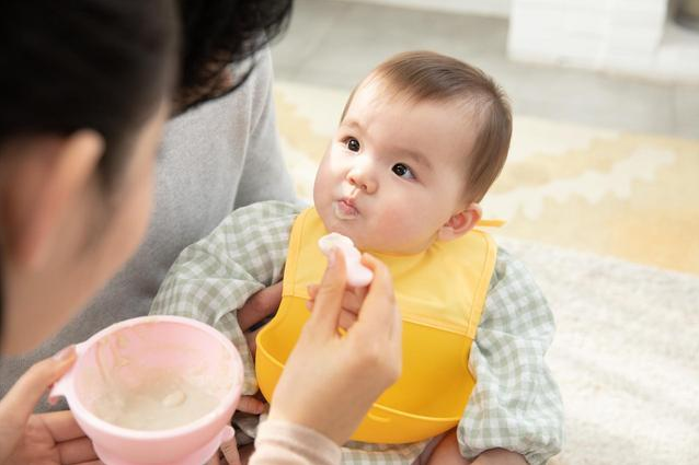 婴儿吃米糊的正确方法（宝宝的辅食米粉应该怎么喂）