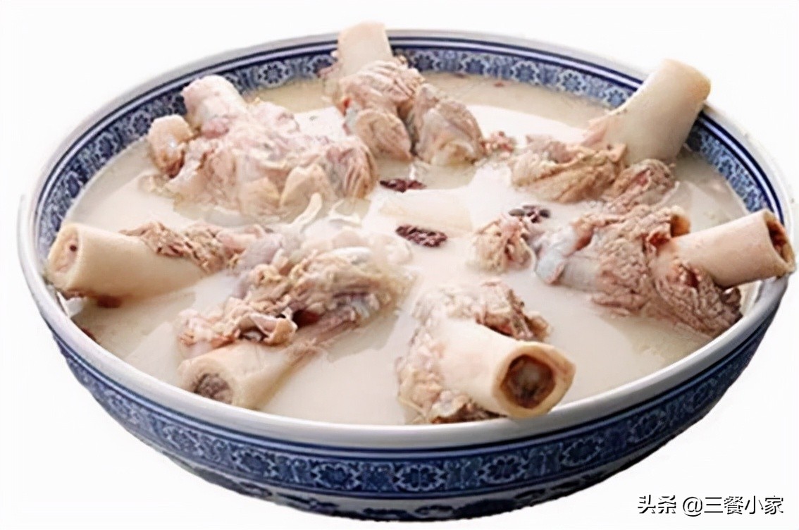 炖骨汤，酒店大厨教你诀窍，牢记三招，汤白肉香，不腥不腻还营养