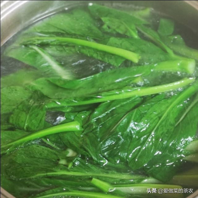 白灼青菜怎么做（掌握好3个小细节白灼青菜更好吃）