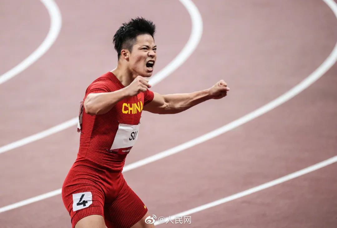 苏炳添百米封神后，“添嫂”曝光，从校服到婚纱的爱情太甜了