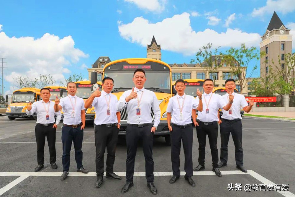 东莞校车司机暴力拉拽学生引众怒，网友：素质太低了