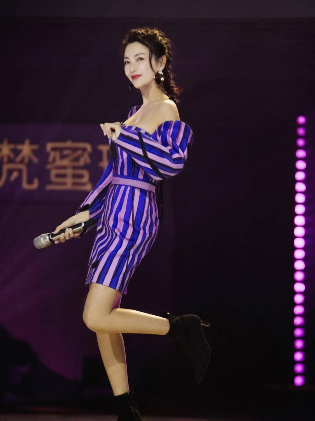 张雨绮春晚首秀土上3.9亿热搜哈哈哈！大胸妹穿衣真没救了吗…