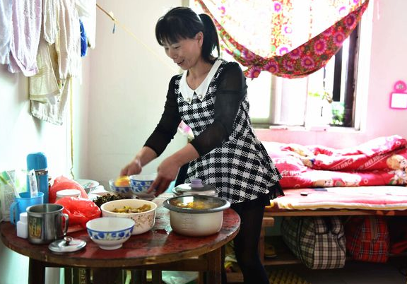 高三时家长要不要去陪读？一位母亲的亲身经历表示，选错苦不堪言