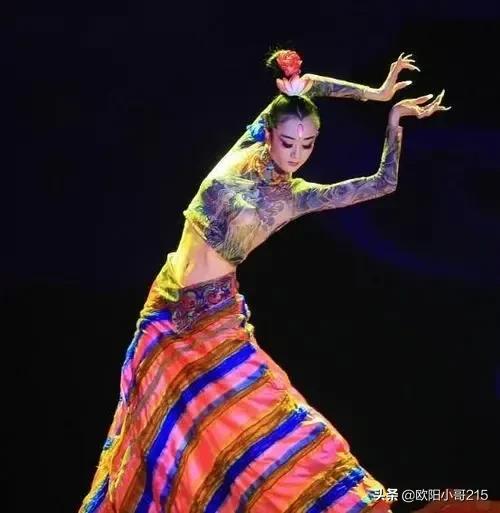 孔雀公主楊麗萍64歲無兒無女，皮包骨梅超風造型為哪般