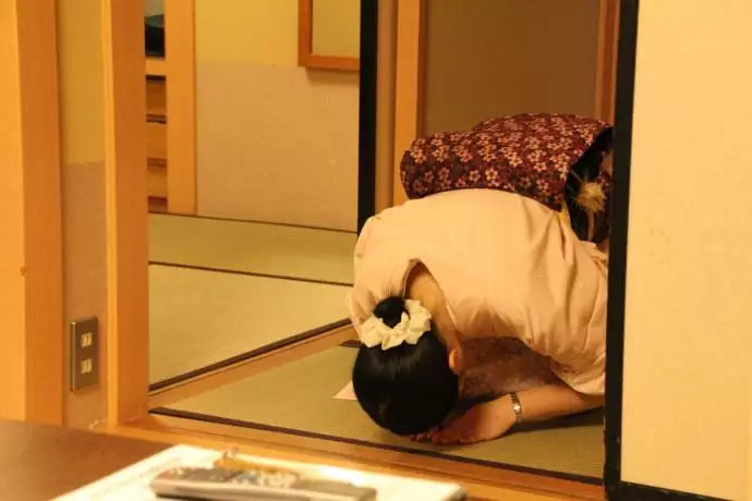 中国大学生，有义务帮留学生打扫宿舍吗？