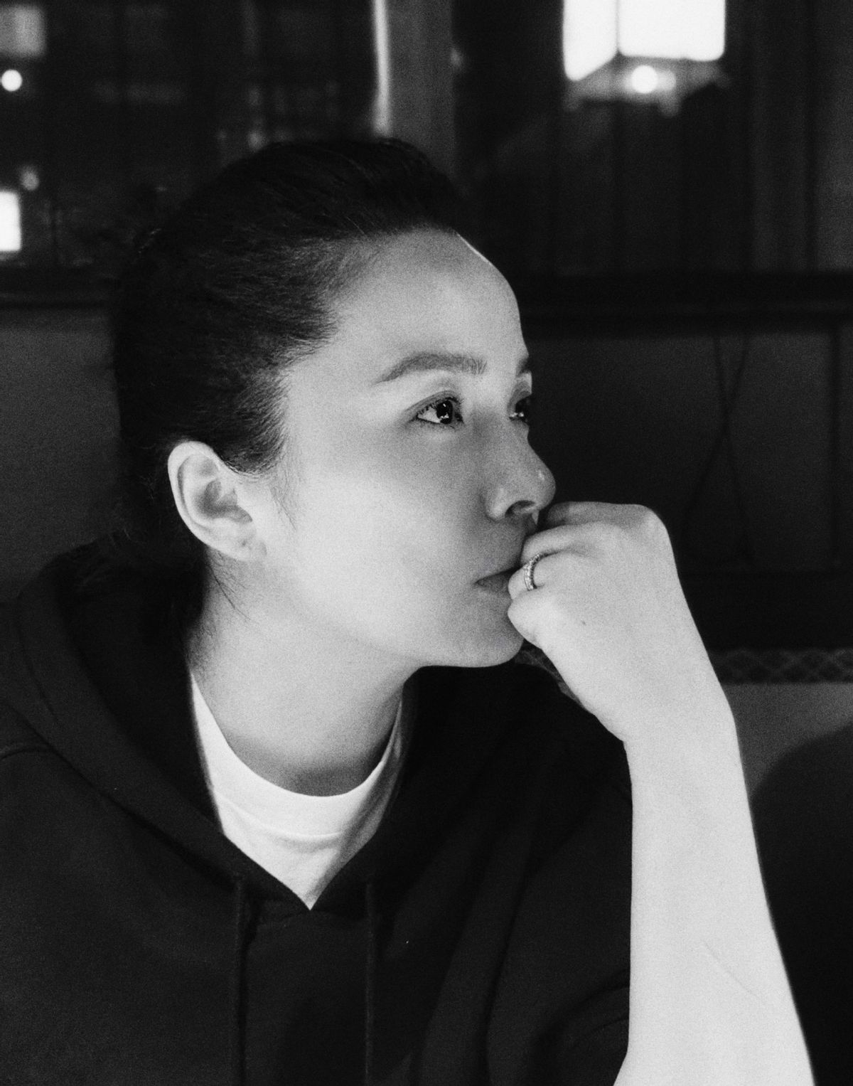 靳东妻子近照罕见曝光!素颜梳马尾状态好年轻,就是白头发太明显