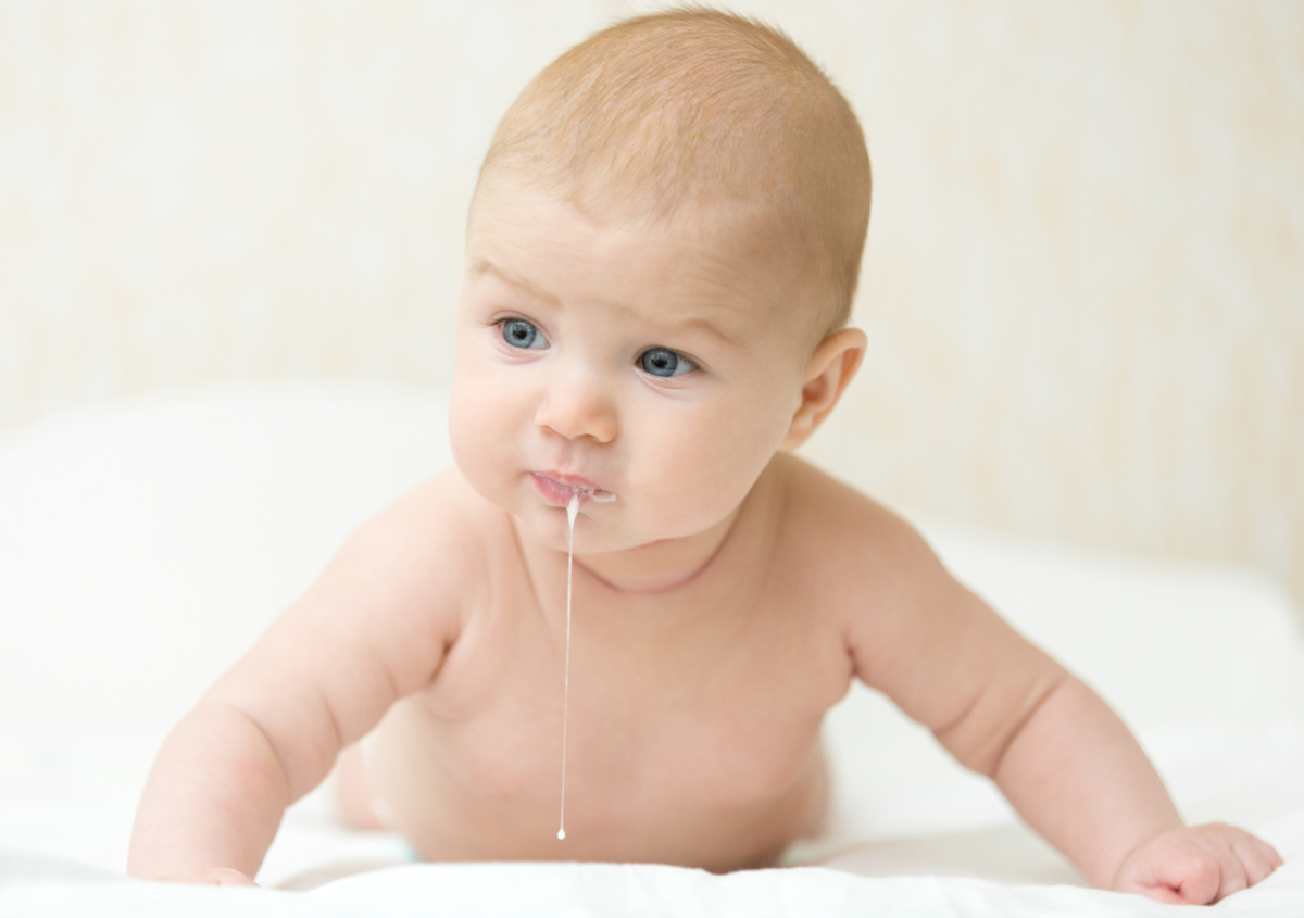 宝宝吐奶怎么办？要想解决吐奶的问题，家长学会正确拍嗝是关键
