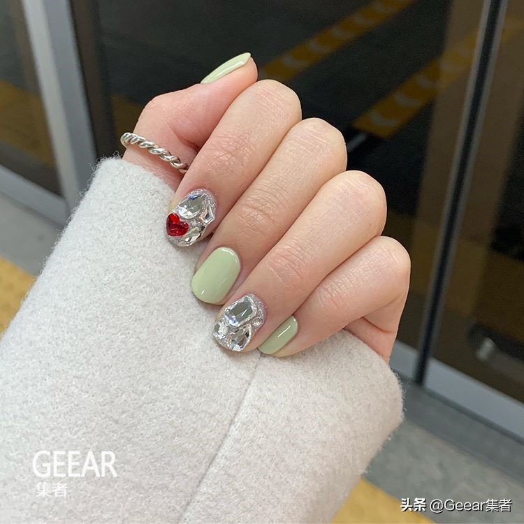 清新典雅之选！就跟韩国女生以橄榄绿色美甲迎接夏日吧