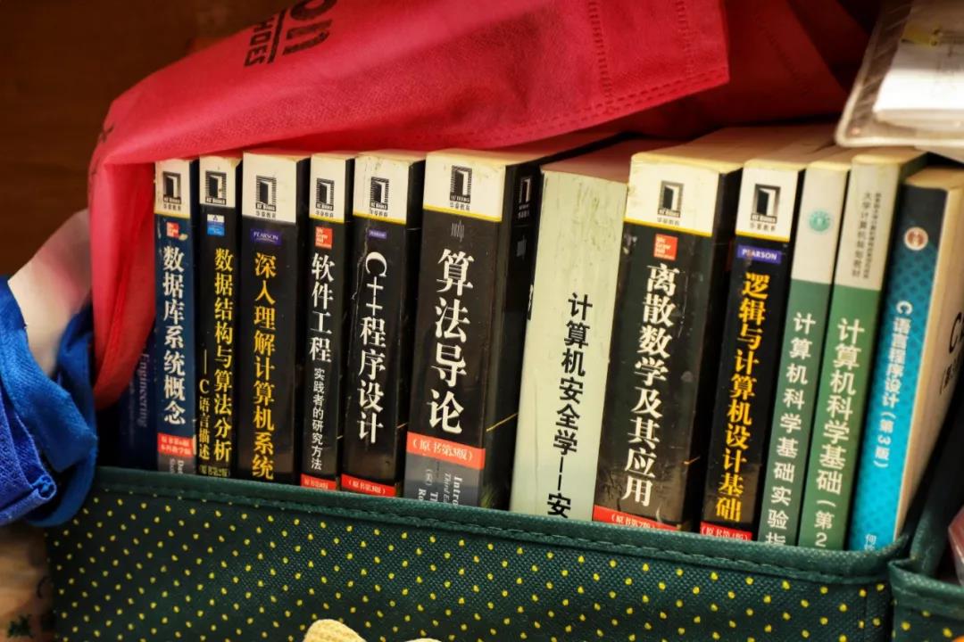 他从小瘫痪，妈妈背他上学，高考全县第四来浙大！有梦想谁都了不起！