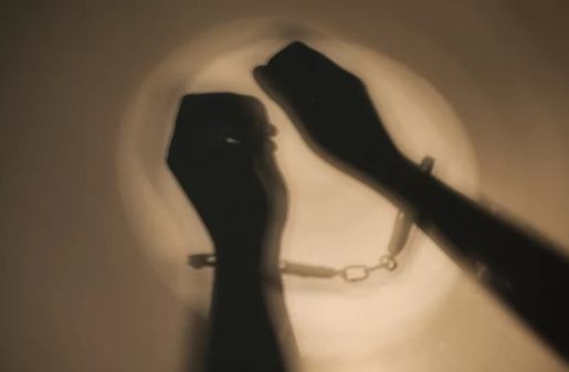 男子逛街时遭遇“仙人跳”，损失刚到手的工资后，他对色诱女痛下杀手