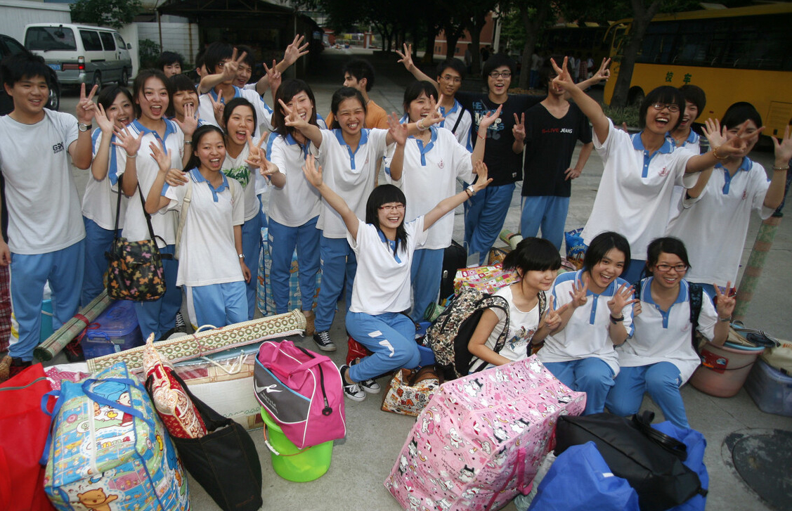 中高考当天，家长有必要“全程陪考”吗，机智的家长巧妙应对