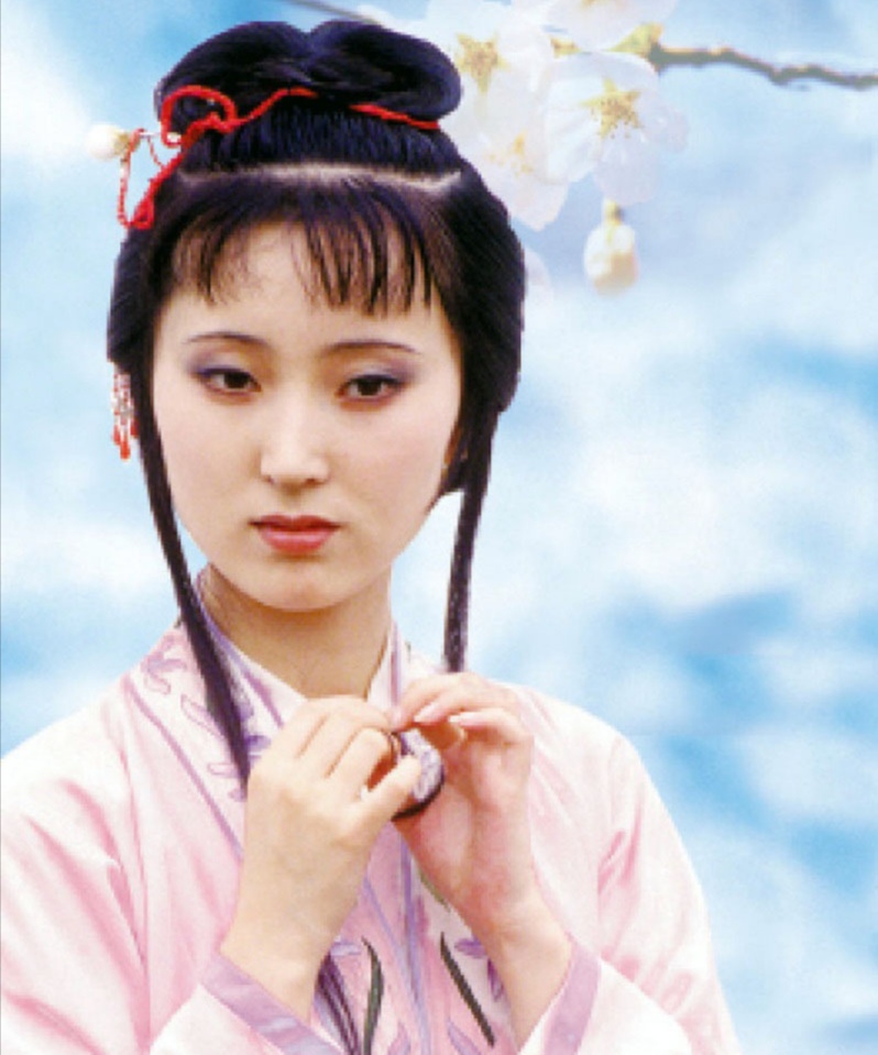 痛经哭泣时，大姨妈带来的柔弱与坚强交织的唯美瞬间