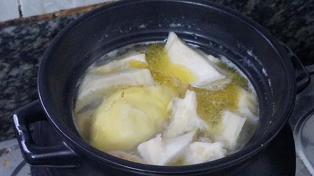 鸡肉里放进2块榴莲，这样做太好吃了，鲜香美味，一锅还不够吃