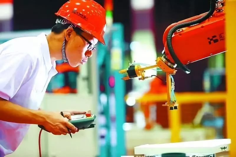 职校招生广告走红，照片上学生“一脸绝望”，实际却是学校最佳