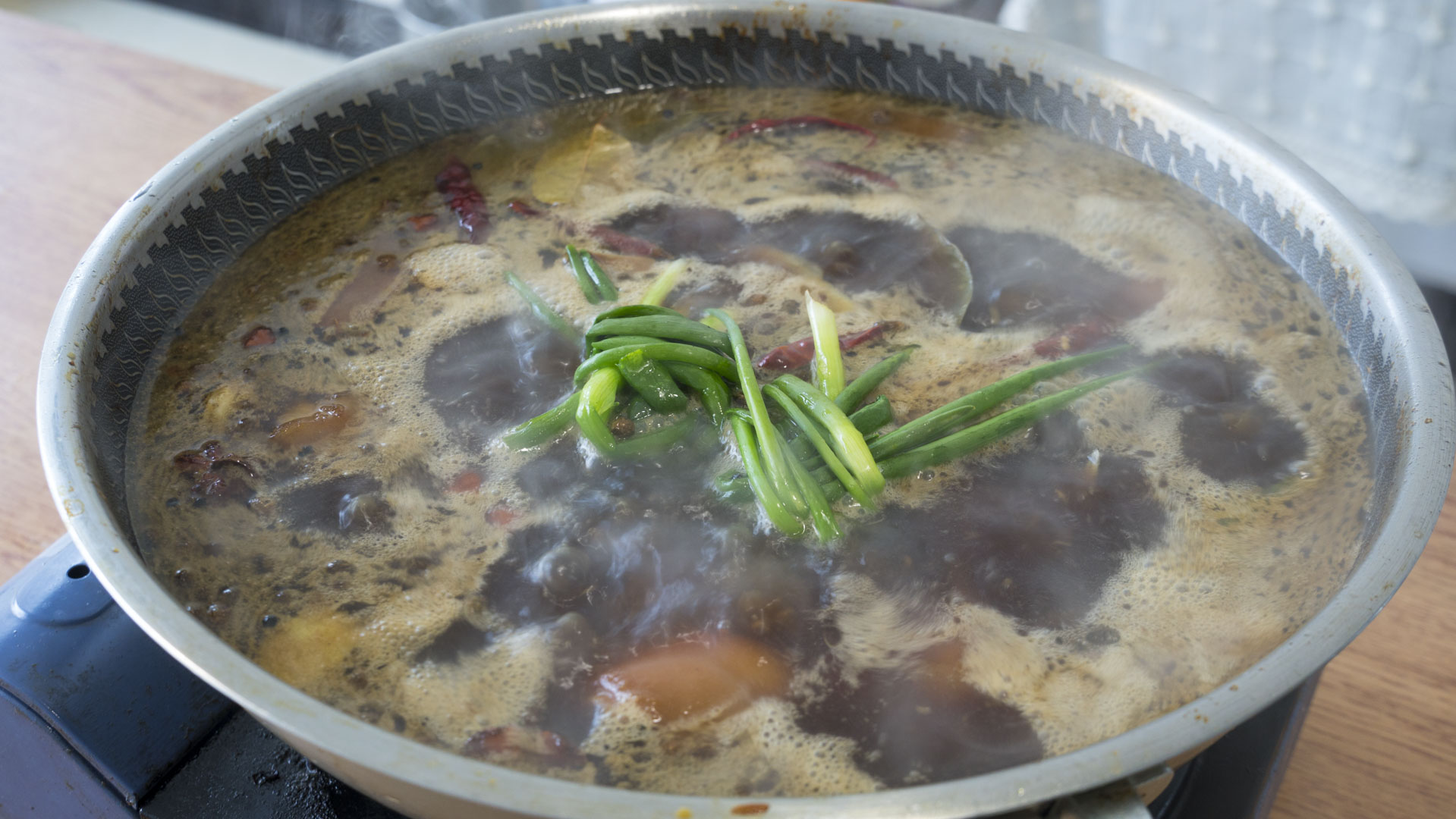 秋冬干燥寒冷，女人要多吃6种食材，补水又驱寒，面如桃花显年轻