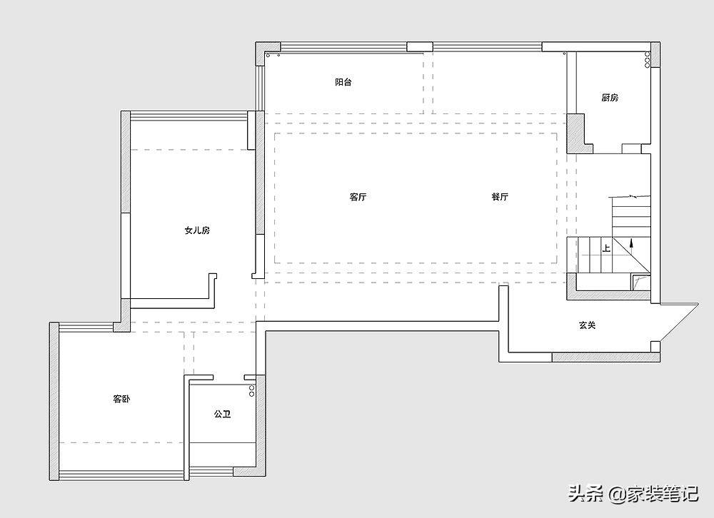 她家的复式楼装修，全屋采用象牙白做主色调，干净到“一尘不染”