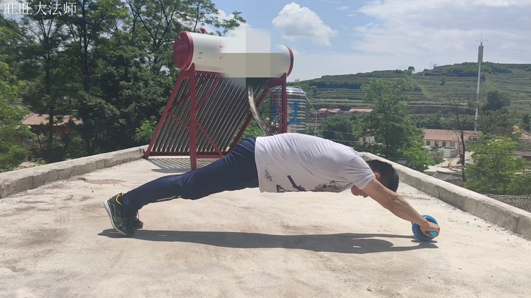 站姿腹肌轮怎么练？你只需要3个技巧，以后腹肌轮就不用跪着做了