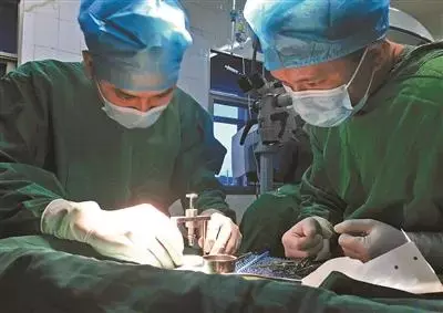 “近视手术毁了我”,他们选择自杀,原来这种手术比想象的危险!