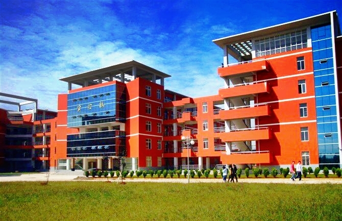 平凉医专升级为甘肃医学院，曲靖医专升级为云南医学院可否