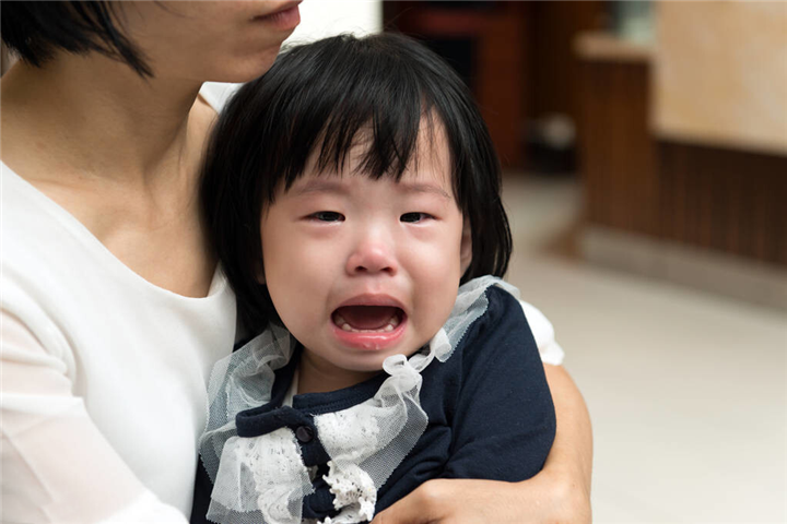 “倔强父女”谁也不服谁，一个站着一个躺着，父女俩对峙三个小时
