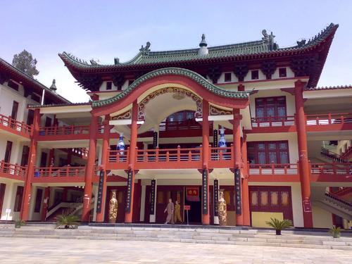 13岁出家，15岁考大学，23岁成最年轻住持：面相慈悲清秀