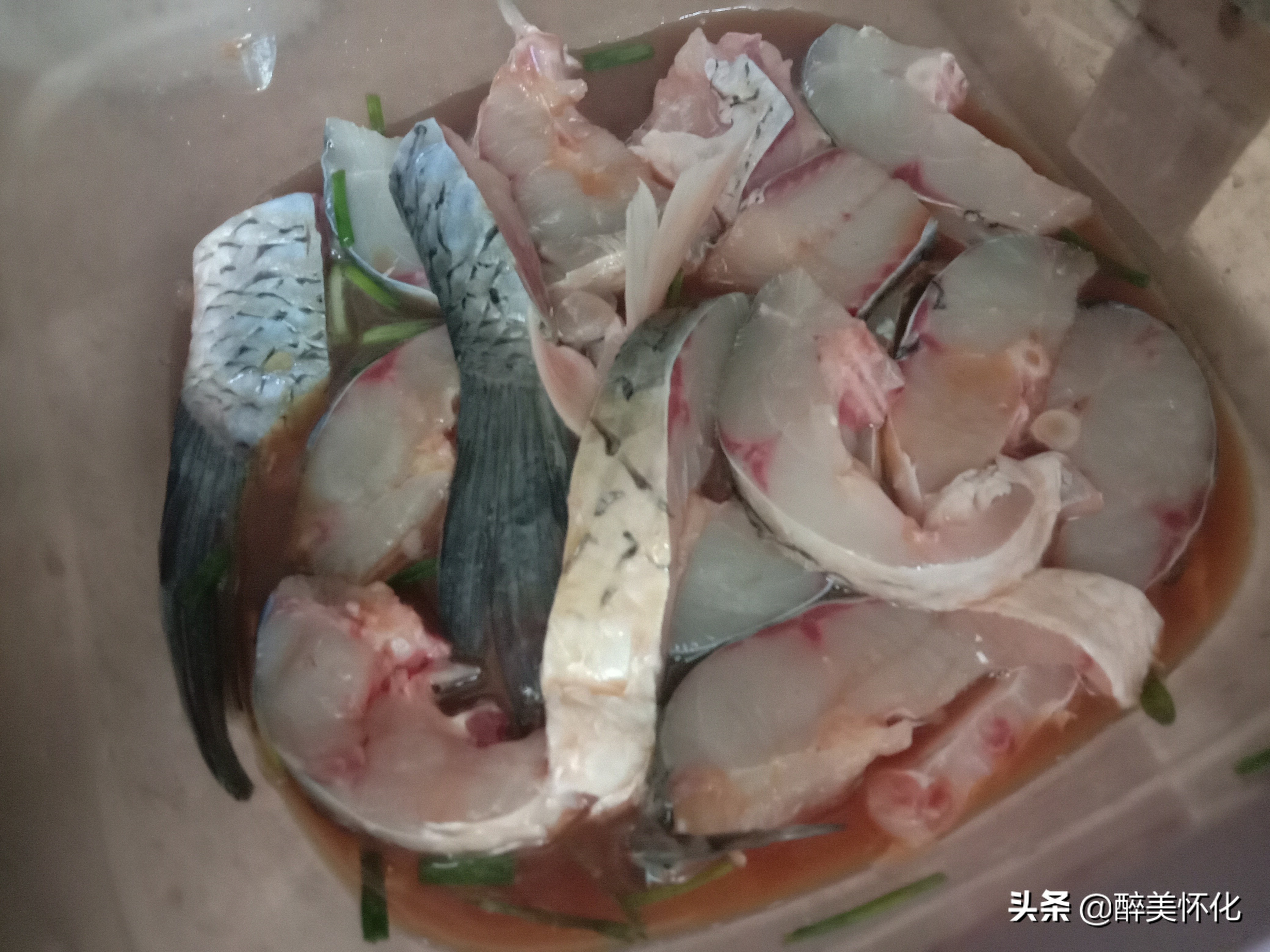 东北酸菜炖鱼(酸菜鲜香，一锅鱼肉入味)