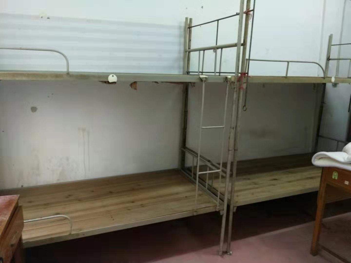 生无可恋？挑战史上最差寝室，看看有没有你的学校