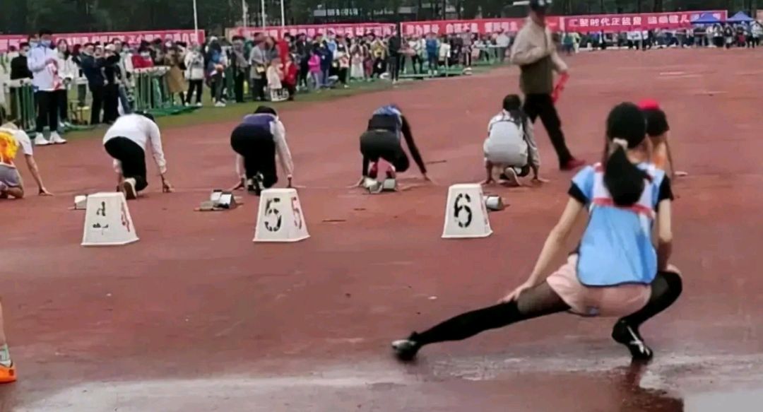 大学生运动会穿黑丝，被质疑为“运动媛”，疑似反转：本人很优秀