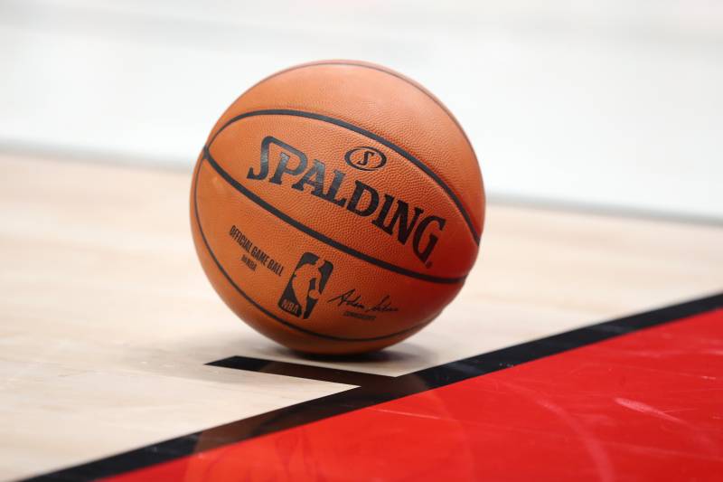 nba为什么换指定专用球(NBA将更换官方用球品牌，你可能不知道的Spalding和Wilson故事)