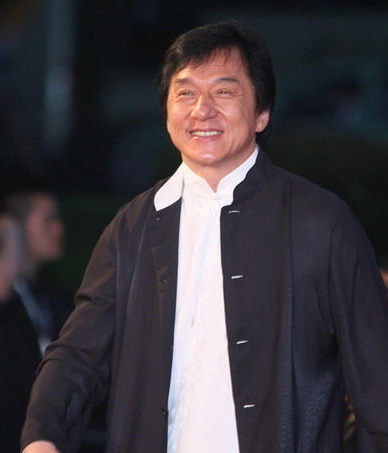 三十年不见父亲，气哭成龙，去世前仅一人陪伴，古龙的传奇与孤独
