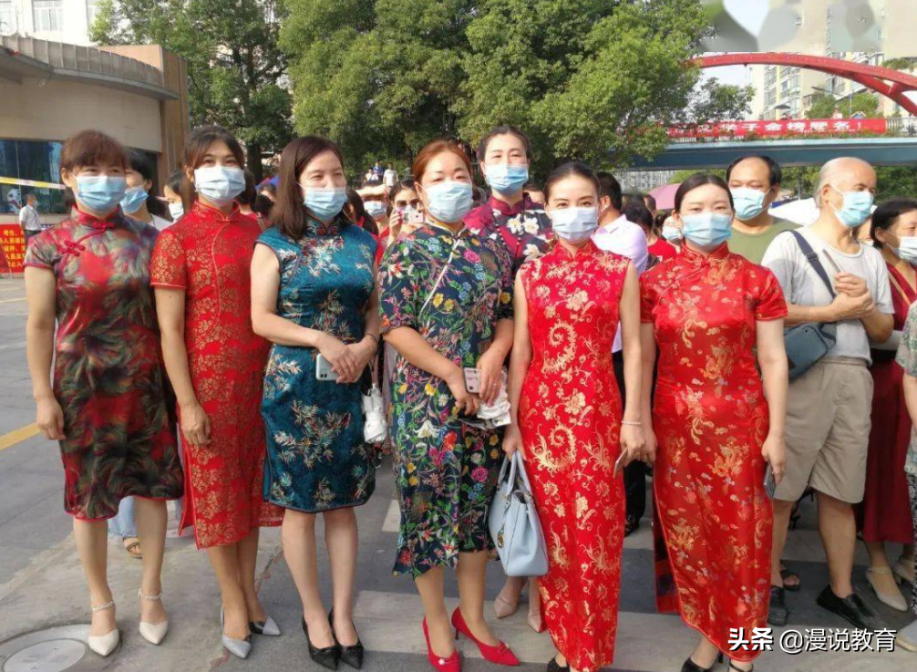 学生高考“家长应援”，爸爸穿起了旗袍，妈妈们“各有千秋”