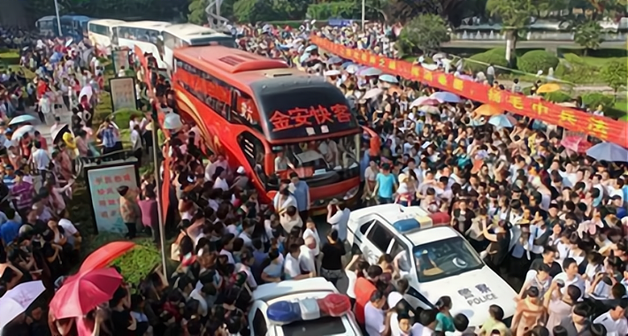 “高考工厂”毛坦厂中学，陪读产业链下，是无数家长的日日夜夜