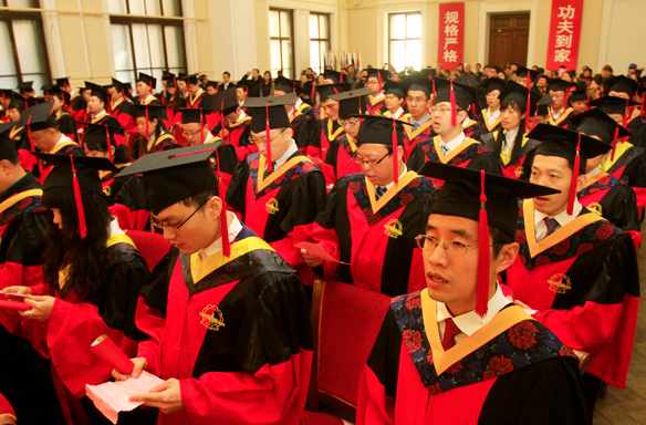 大学教授“工资单”曝光，实发工资令人吃惊，网友质疑就这么点？