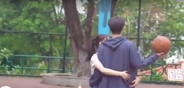 曾搭檔楊超越出道，卻因學歷不明被嘲諷，后與陳哲遠拍戲傳戀情
