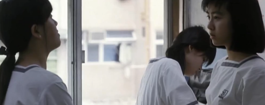 在这部1988年的老电影中，袁洁莹演女学生，林正英演警察