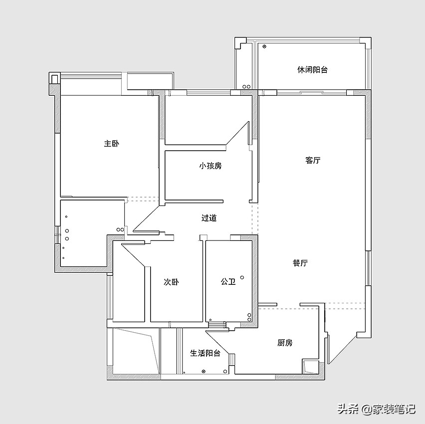 她把三居室改成两居室，把主卧室做成一个大套间，舒适不止一点点