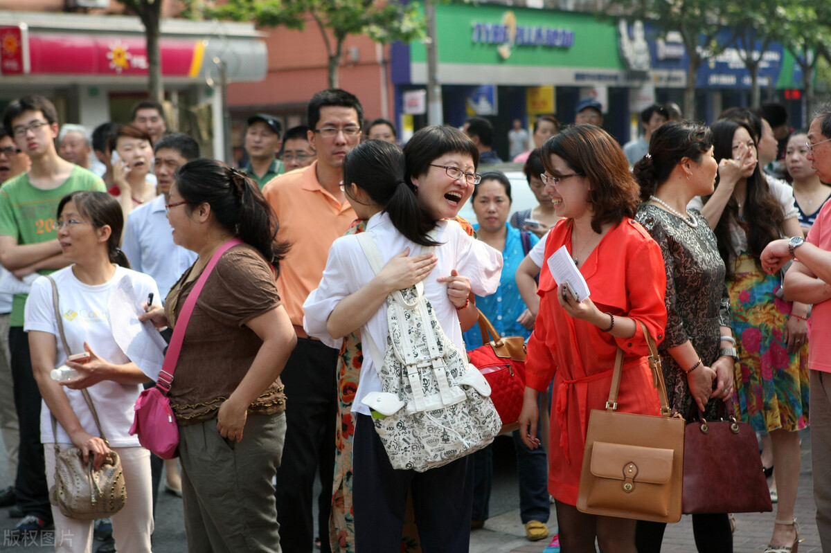 高考“穿衣”大比拼，妈妈一身旗袍不算啥，看到爸爸学生更有劲了