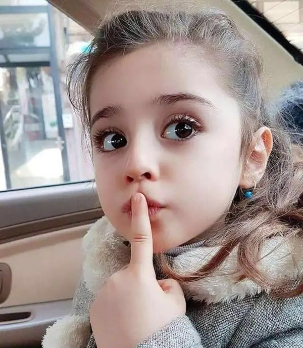 现在,受主流审美的影响,人们都以大眼睛,翘睫毛为美,很多妈妈为了孩子