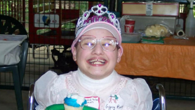 美国“残障女”联合男友杀害亲生母亲，得手后：那个婊子死了