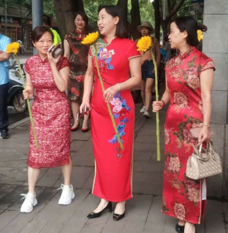 2021年高考在即，妈妈们身穿旗袍花样陪考，满满的“仪式感”