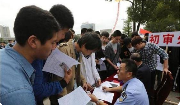 大学生父亲“犯错”，公务员政审被刷，看来真的是很严格的