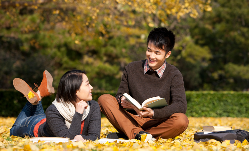 广东一大学生高调表白，却遭保安一脚踢飞音箱，学校回应来了
